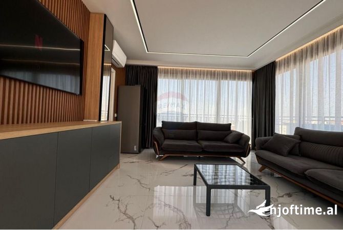 Shtepi ne shitje Penthose(kati i fundit panoramik) ne Tirane, 3+1, Mobilimi E mobiluar, Pagesa 470,000  Euro.