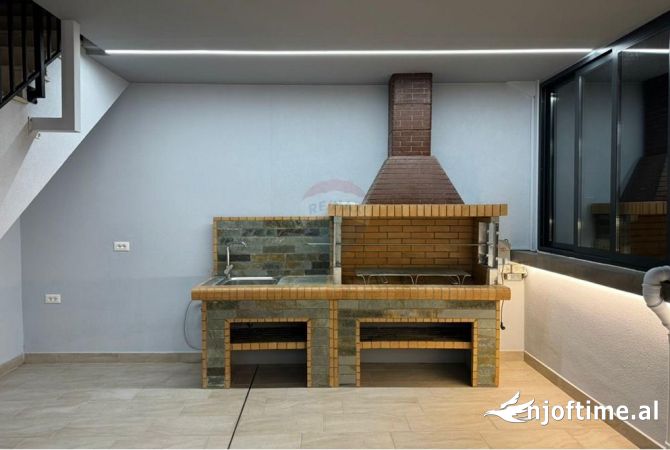 Shtepi ne shitje Penthose(kati i fundit panoramik) ne Tirane, 3+1, Mobilimi E mobiluar, Pagesa 470,000  Euro.