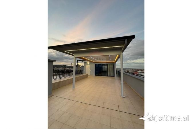 Shtepi ne shitje Penthose(kati i fundit panoramik) ne Tirane, 3+1, Mobilimi E mobiluar, Pagesa 470,000  Euro.