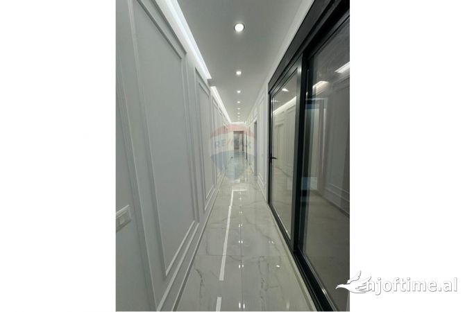 Shtepi ne shitje Penthose(kati i fundit panoramik) ne Tirane, 3+1, Mobilimi E mobiluar, Pagesa 470,000  Euro.