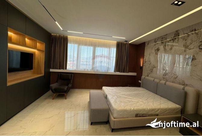 Shtepi ne shitje Penthose(kati i fundit panoramik) ne Tirane, 3+1, Mobilimi E mobiluar, Pagesa 470,000  Euro.