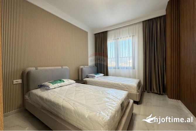 Shtepi ne shitje Penthose(kati i fundit panoramik) ne Tirane, 3+1, Mobilimi E mobiluar, Pagesa 470,000  Euro.