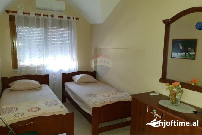 Shtepi ne shitje Apartament ne Durres, 2+1, Mobilimi E mobiluar, Pagesa 150,000  Euro.