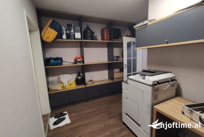 AMBIENT KOMERCIAL NE SHITJE PRANE MEDRESESE!!!