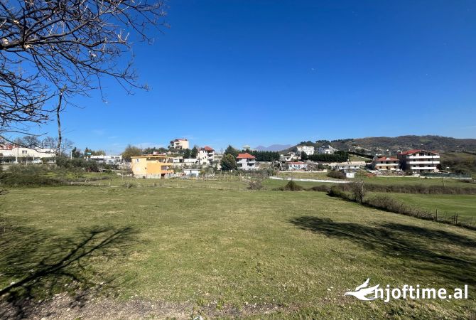 Truall ose Toke  ne Tirane - 82,500 Euro