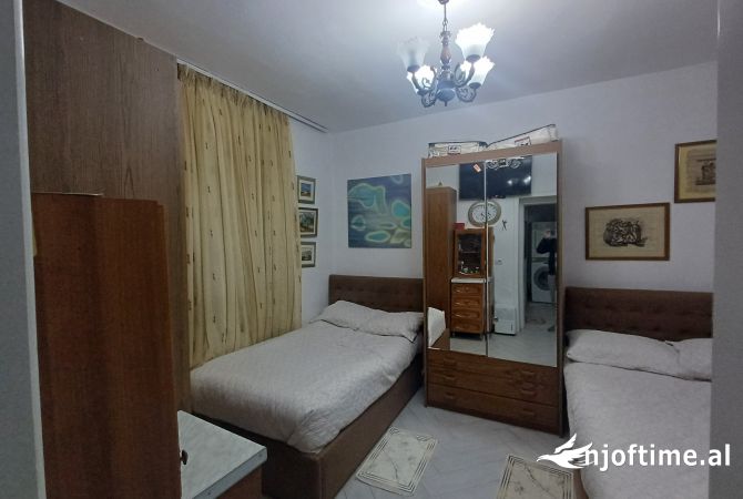 Shtepi ne shitje Apartament ne Tirane, 1+1, Mobilimi Pjeserisht e mobiluar, Pagesa 110,000  Euro.