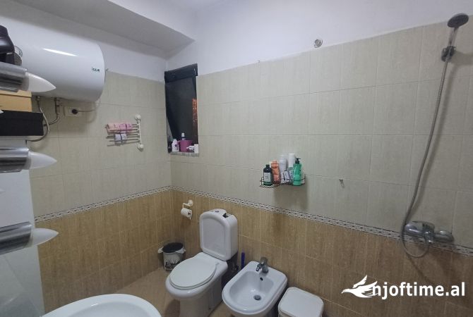 Shtepi ne shitje Apartament ne Tirane, 1+1, Mobilimi Pjeserisht e mobiluar, Pagesa 110,000  Euro.