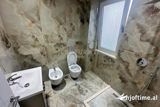 Shtepi ne shitje Apartament ne Durres, 2+1, Mobilimi E mobiluar, Pagesa 250,000  Euro.
