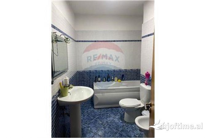 Shtepi ne shitje Apartament ne Tirane, 2+1, Mobilimi E mobiluar, Pagesa 130,000  Euro.