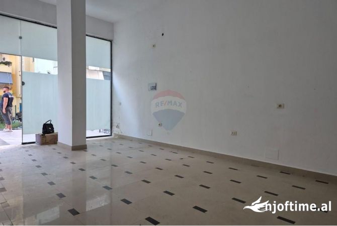 Ambiente Commerciale in Affitto 1+1 a Tirana - 450 Euro