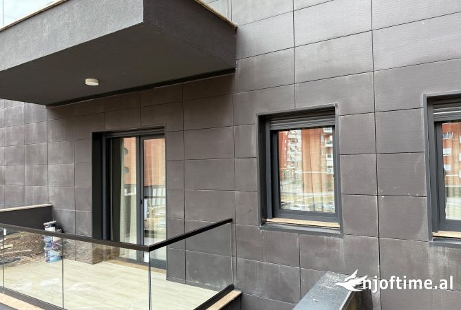 Modern 2 bedroom, 2 bathroom with parking! €600
