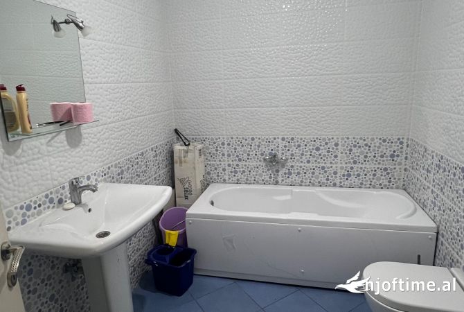 Shtepi me qera Apartament ne Tirane, 2+1, Mobilimi Bosh, pa mobiluar, Pagesa 600  Euro.