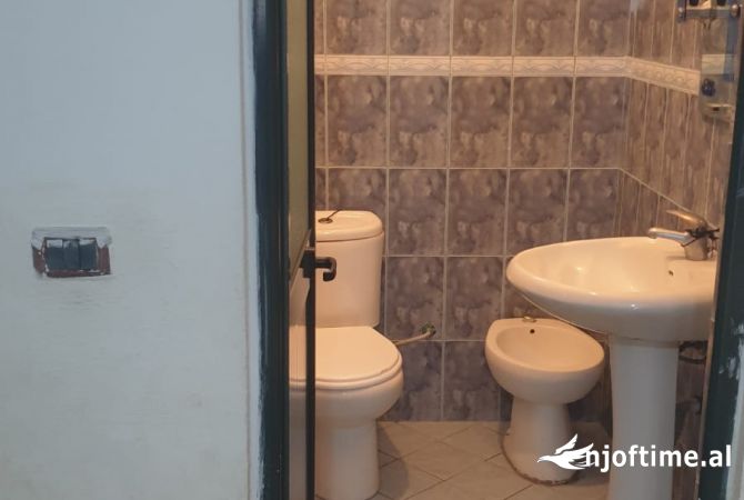 Shtepi me qera Shtepi Private ne Tirane, 1+1, Mobilimi E mobiluar, Pagesa 35,000  Leke.