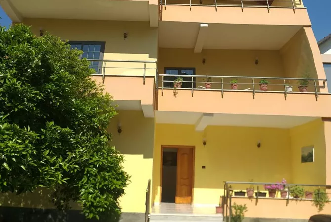 Shtepi me qera 6+1 ne Tirane - 1,700 Euro