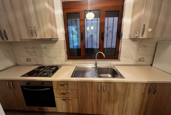 Shtepi me qera 1+1 ne Tirane - 38,000 Leke