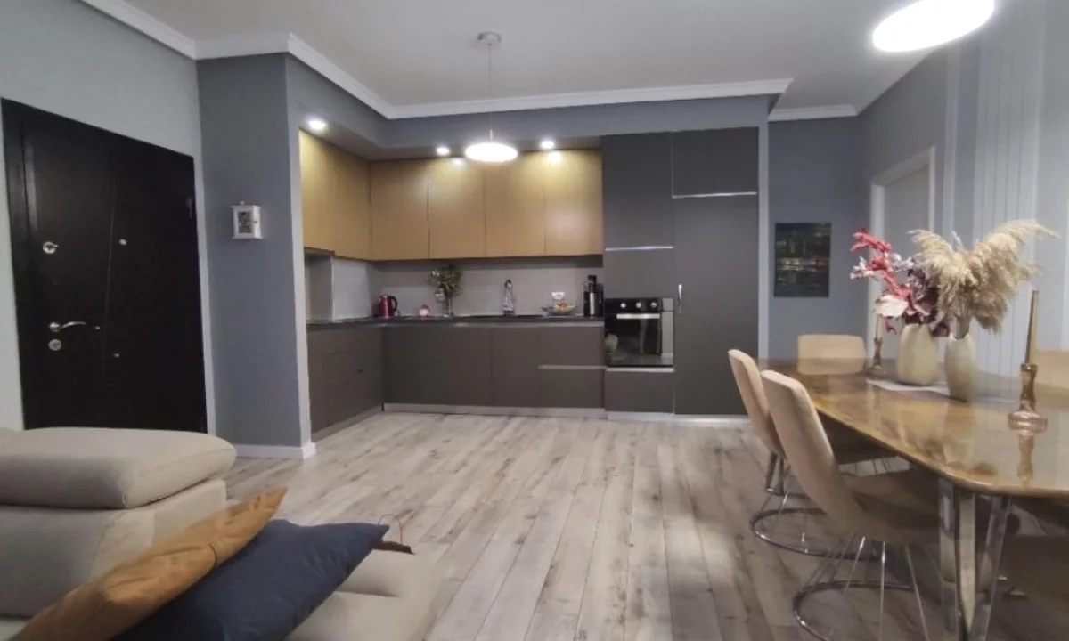 Appartamento in affitto a Tirana 2+1, Arredato