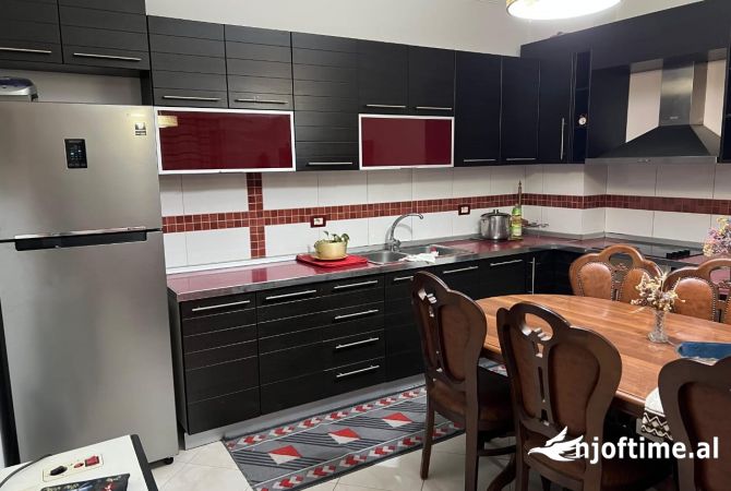 Shtepi me qera Apartament ne Tirane, 2+1, Mobilimi E mobiluar, Pagesa 400  Euro.