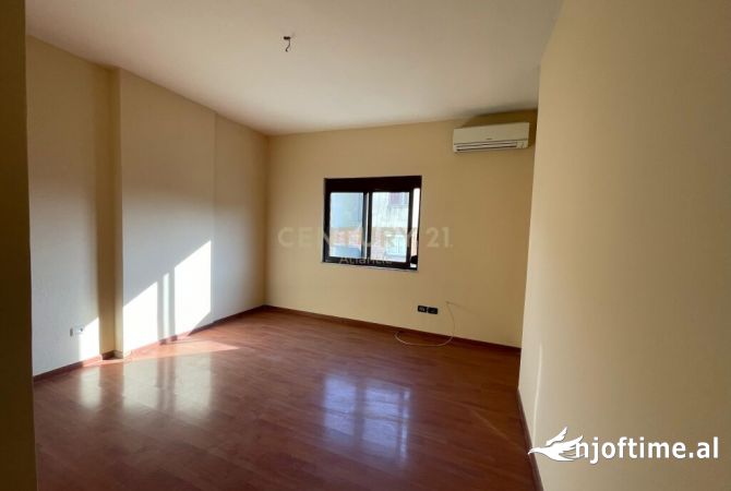Shtepi ne shitje Apartament ne Durres, 3+1, Mobilimi Pjeserisht e mobiluar, Pagesa 152,000  Euro.