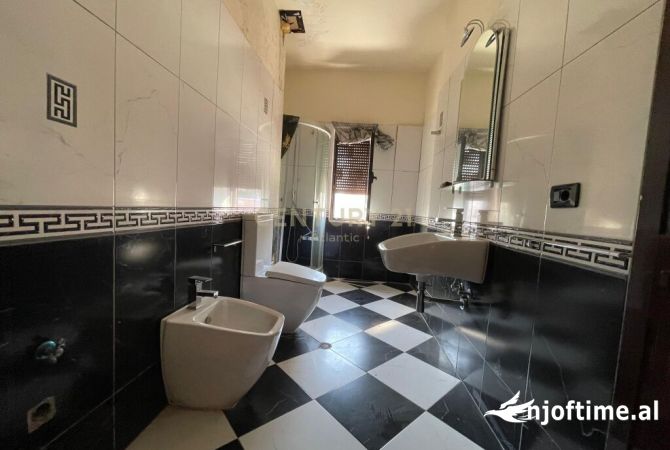 Shtepi ne shitje Apartament ne Durres, 3+1, Mobilimi Pjeserisht e mobiluar, Pagesa 152,000  Euro.