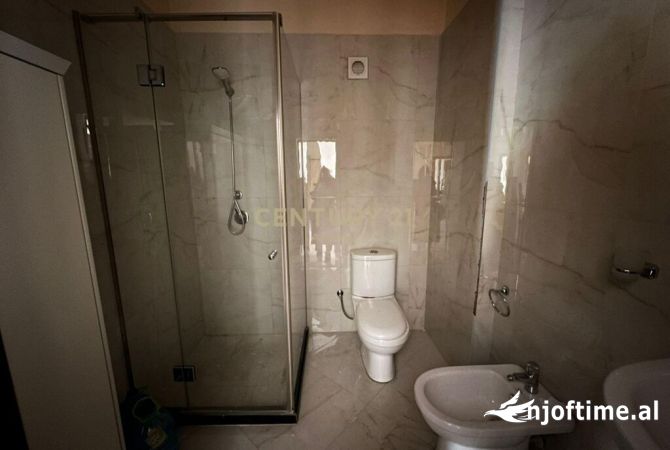 Shtepi ne shitje Apartament ne Durres, 3+1, Mobilimi Pjeserisht e mobiluar, Pagesa 152,000  Euro.