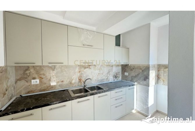Shtepi ne shitje Apartament ne Durres, 2+1, Mobilimi Bosh, pa mobiluar, Pagesa 120,000  Euro.