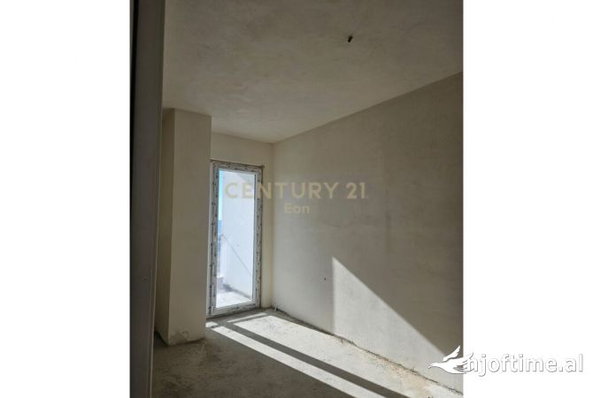 Shtepi ne shitje Apartament ne Durres, 1+1, Mobilimi Bosh, pa mobiluar, Pagesa 125,000  Euro.