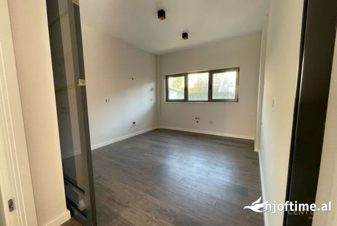 Shtepi ne shitje Apartament ne Durres, 3+1, Mobilimi Bosh, pa mobiluar, Pagesa 700,000  Euro.