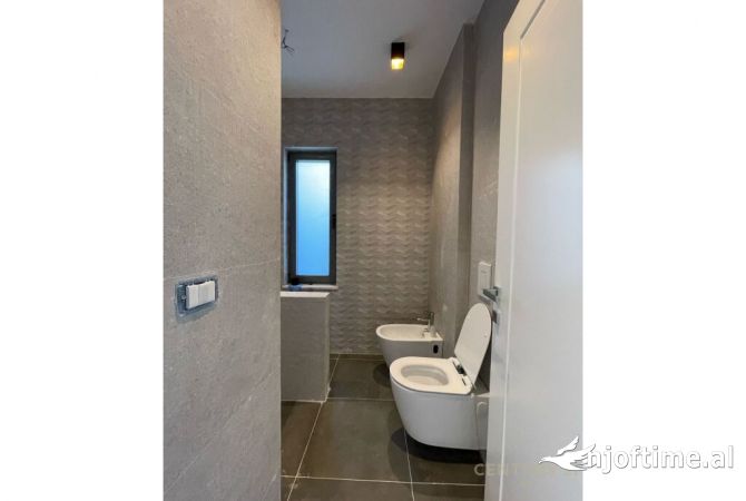 Shtepi ne shitje Apartament ne Durres, 3+1, Mobilimi Bosh, pa mobiluar, Pagesa 700,000  Euro.