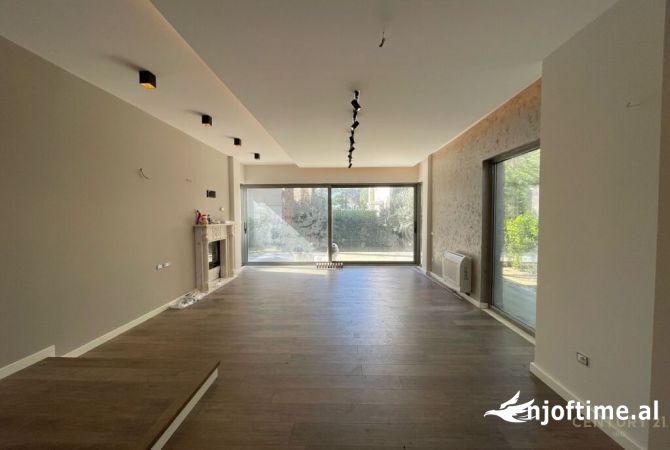 Shtepi ne shitje Apartament ne Durres, 3+1, Mobilimi Bosh, pa mobiluar, Pagesa 700,000  Euro.