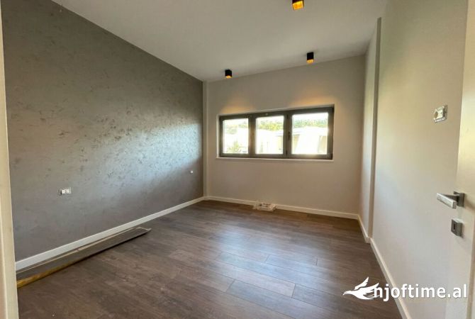 Shtepi ne shitje Apartament ne Durres, 3+1, Mobilimi Bosh, pa mobiluar, Pagesa 700,000  Euro.