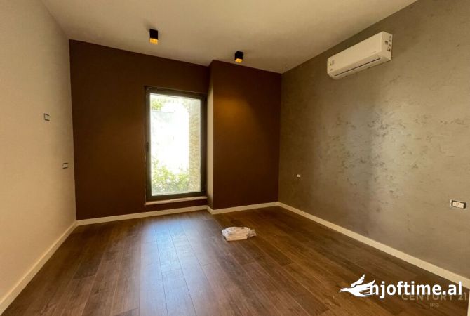 Shtepi ne shitje Apartament ne Durres, 3+1, Mobilimi Bosh, pa mobiluar, Pagesa 700,000  Euro.