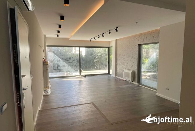 Shtepi ne shitje Apartament ne Durres, 3+1, Mobilimi Bosh, pa mobiluar, Pagesa 700,000  Euro.