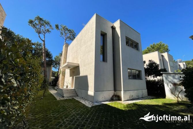 Shtepi ne shitje Apartament ne Durres, 3+1, Mobilimi Bosh, pa mobiluar, Pagesa 700,000  Euro.