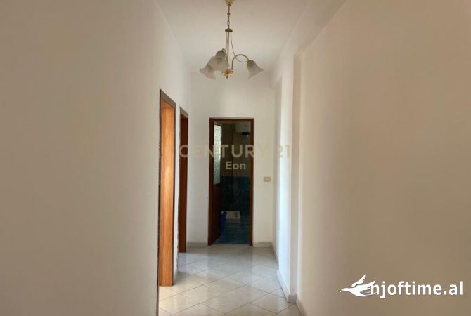 Shtepi ne shitje Apartament ne Durres, 2+1, Mobilimi Pjeserisht e mobiluar, Pagesa 118,000  Euro.