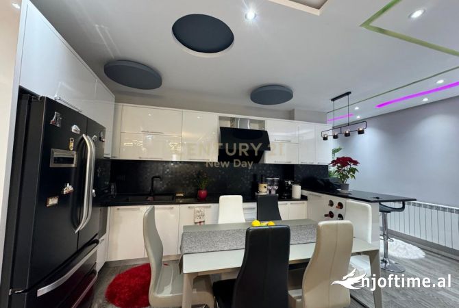 Shtepi ne shitje Apartament ne Durres, 3+1, Mobilimi E mobiluar, Pagesa 240,000  Euro.