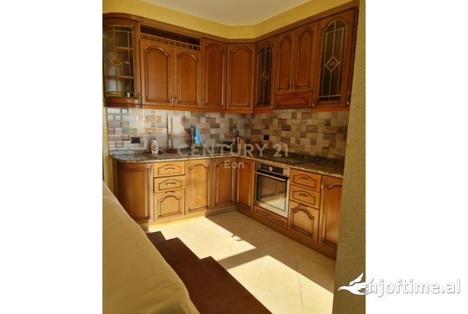 Shtepi ne shitje Apartament ne Durres, 2+1, Mobilimi E mobiluar, Pagesa 140,000  Euro.