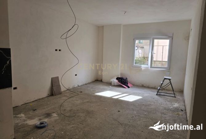 Shtepi ne shitje Apartament ne Durres, Garsoniere, Mobilimi Bosh, pa mobiluar, Pagesa 46,000  Euro.