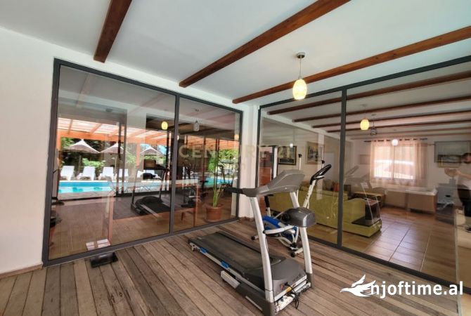 SHITET HOTEL ME PISHINE NE SHKALLNUR!