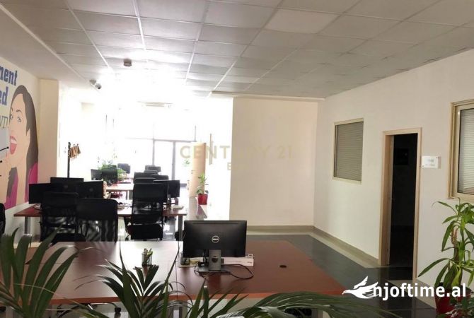 Ambiente Commerciale in Vendita 3+1 a Durazzo - 1,200,000 Euro