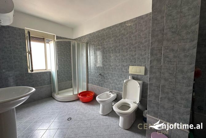 Shtepi ne shitje Duplex(shtepi me 2 kate) ne Durres, 2+1, Mobilimi E mobiluar, Pagesa 200,000  Euro.