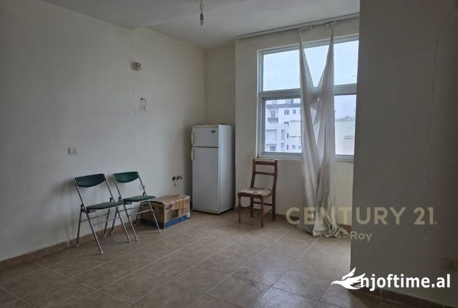 Shtepi ne shitje Apartament ne Durres, 2+1, Mobilimi Bosh, pa mobiluar, Pagesa 85,000  Euro.