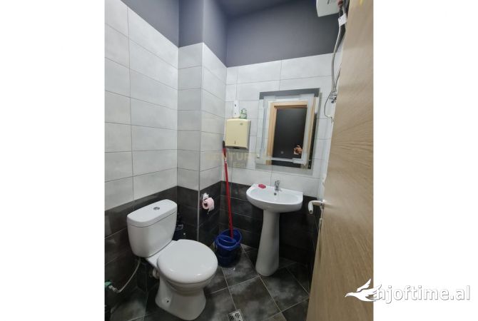 Ambiente Commerciale in Vendita 3+1 a Durazzo - 200,000 Euro