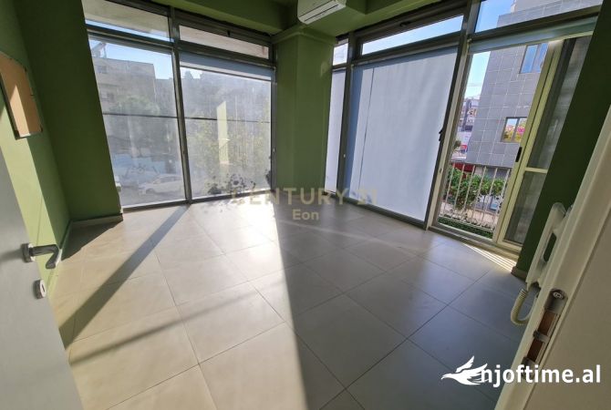 Ambiente Commerciale in Vendita 3+1 a Durazzo - 200,000 Euro