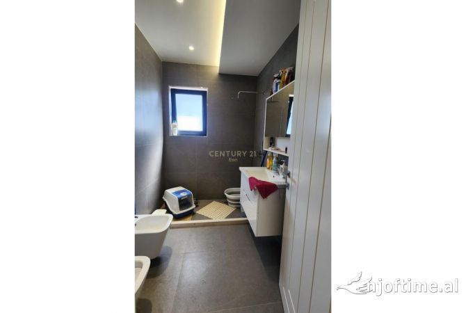 Shtepi ne shitje Vila Luksoze ne Durres, 4+1, Mobilimi E mobiluar, Pagesa 390,000  Euro.