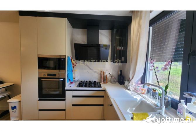 Shtepi ne shitje Vila Luksoze ne Durres, 4+1, Mobilimi E mobiluar, Pagesa 390,000  Euro.