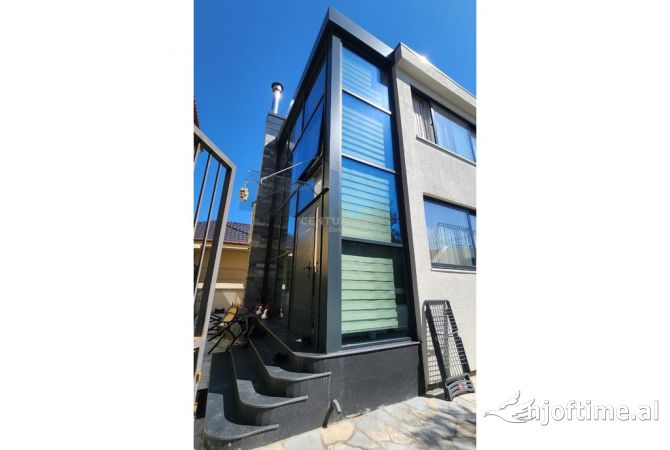 Shtepi ne shitje Vila Luksoze ne Durres, 4+1, Mobilimi E mobiluar, Pagesa 390,000  Euro.