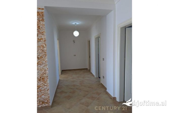 Shtepi ne shitje Apartament ne Durres, 3+1, Mobilimi E mobiluar, Pagesa 170,000  Euro.