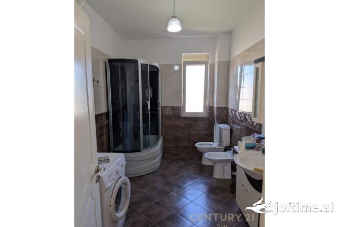 Shtepi ne shitje Apartament ne Durres, 3+1, Mobilimi E mobiluar, Pagesa 170,000  Euro.