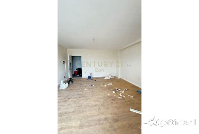 Shtepi ne shitje Apartament ne Durres, 2+1, Mobilimi Bosh, pa mobiluar, Pagesa 130,000  Euro.