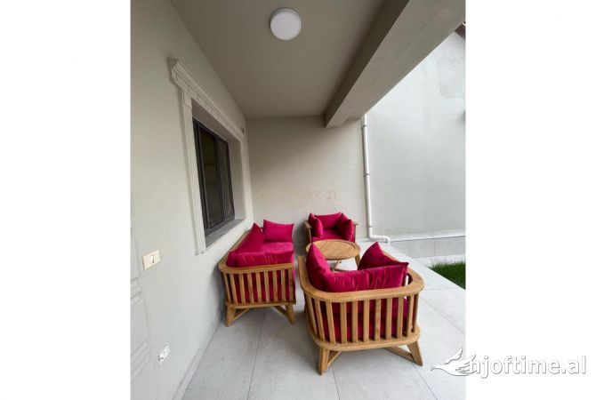 Shtepi ne shitje Vila Luksoze ne Durres, 2+1, Mobilimi E mobiluar, Pagesa 260,000  Euro.